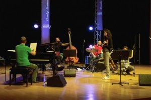 Ania Rybacka, Puola, harjoittelemassa Lady Summertime Orchestran kanssa