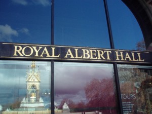 Royal Albert Hall, Lontoon Kensingtonissa, aivan Hyde Parkin vieressä