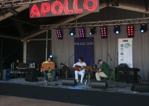 Kolme kitaristia Istanbulista tänään iltapäivällä Apollon lavalla