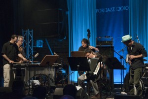 The Claudia Quintetin johtaja John Hollenbeck vasemmalla antamassa alkutahdit vibrafonilla siirtyen sitten rumpujen taakse