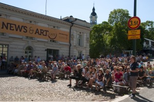 Yleisö nautiskeli auringonpaisteesta, 30 asteen lämmöstä ja Pori Big Bandin avauskonsertista tänään keskipäivällä
