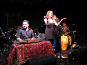 Iranilaistaustainen Roxana Pope on GOL yhtyeen sielu elävällä esittämisellään, Bouda Vosoughin soittama santur kielisoitin etualalla