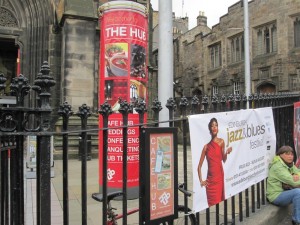 Esiintymispaikkoja Edinburghin festivaaleilla on toistakymmentä. The Hub on entinen kirkko, mikä on muutettu konserttisaliksi ja kahvilaksi. Kuva sen edustalta.