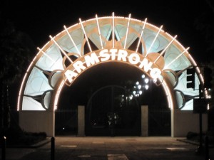Armstrongin puiston pääportti iltavalaistuksessa