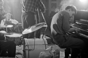 Lukiolaispoikien jazzyhtye treenaa Munkkiniemessä 1950-luvulla